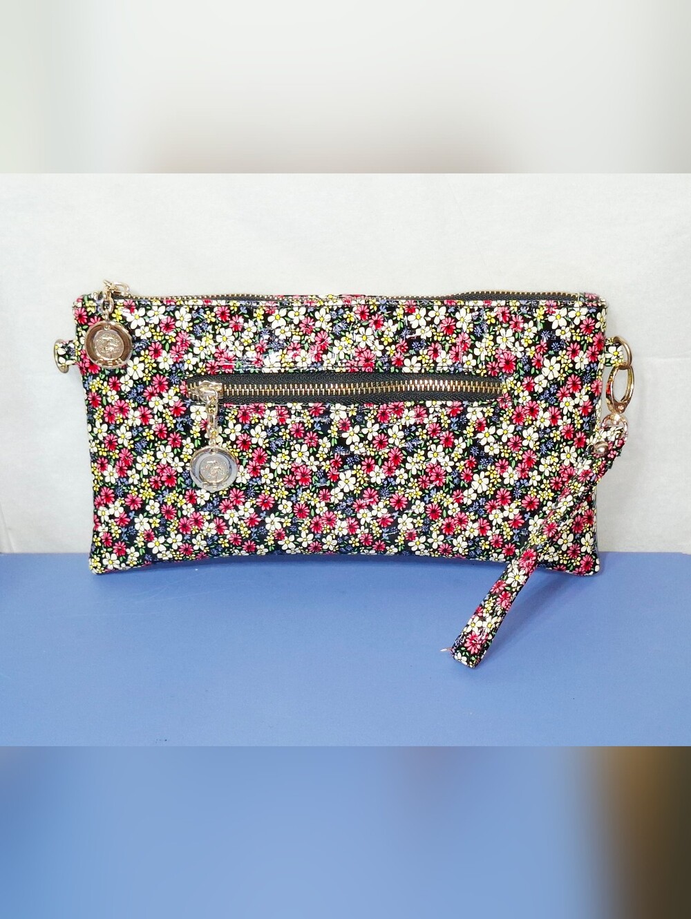 🎆SALE🎆 Rare Floral Zip Wristlet Crossbody Bag- NWOT